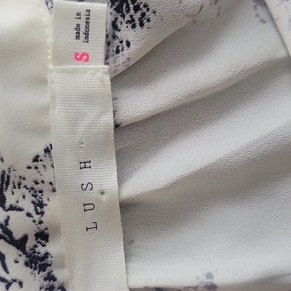 LUSH Woman V-Neck With Button Collar Black & Beige Floral Blouse, Size: S - Picture 9 of 10